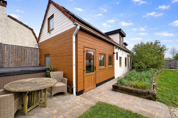 Hedendaagse tuin met houten uitbreiding.png